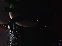 Арија Грандер, секси милф, подстиче својим секси природним сисама у халоуиновом костиму од латекса