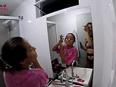 Joy Cardoso, uma mulher madura, usa maquiagem durante uma gravação no Club da Pernocas