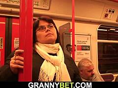 Ένας νεαρός άντρας κάνει σεξ με μια ώριμη γυναίκα με μεγάλα βυζιά στο μετρό