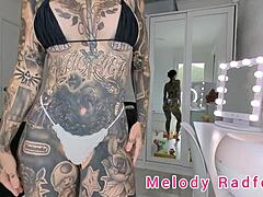 HD-video van transschoonheid Melody Radford die een micro-bikini en kant g-string probeert