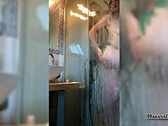 Το σπιτικό βίντεο αυνανισμού ενός κοριτσιού με μεγάλο κώλο στο ντους