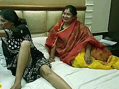 Indische vrouw met grote borsten geniet van een erotische trio met haar man
