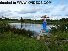 Vrouw in bikini danst op het meer