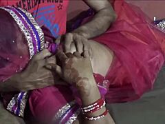 Une jeune femme indienne se livre à une baise hardcore et une pipe dans un film porno fait maison