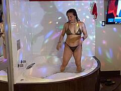 Waktu mandi air panas untuk MILF panas dengan tubuh melengkung