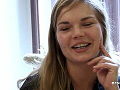 Uma mulher amadora dinamarquesa gosta de brincar com um vibrador de vidro
