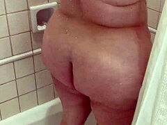 Istri amatir dengan payudara alami yang besar dan pantat sedang mandi di kamar hotel kami