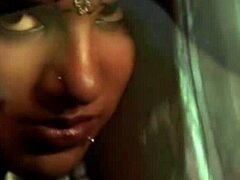 बस्टी इंडियन MILF सॉफ्टकोर वीडियो में डांस फ्लोर पर शरारती हो जाती है