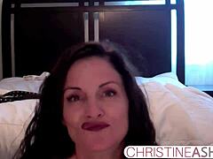 वेबकैम गर्ल क्रिस्टीनाश ने स्ट्रैप-ऑन हस्तमैथुन वीडियो में अपने बड़े स्तनों को दिखाया