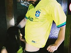 लियो कोल और एक गर्म श्यामला ब्राजील के खेल को देखते हुए एक वेश्यालय में कुछ भाप से भरा मज़ा लेते हैं