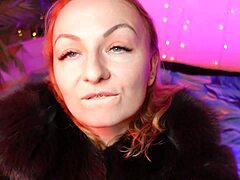 एक भाप वीडियो में होंठों और फर के लिए आर्यना ग्रैंडर्स फेटिश
