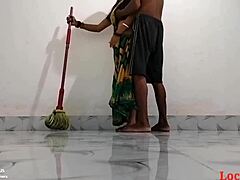 Moden indisk mor i grøn saree bliver beskidt på hotelværelset