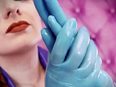 La MILF ansiosa de semen Ariana Grander se entrega a una sesión de asmr sensual con guantes de nitrilo y aceite