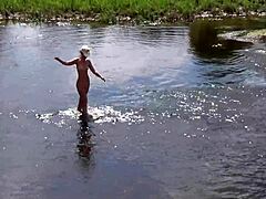 Rus olgun kadın açık havada çıplak banyo yapıyor