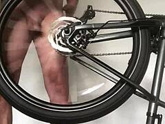 Olgun bir amatör bisiklet kolunda sert anal seks yapıyor