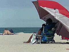 Heather, uma esposa exibicionista gay, é filmada por um voyeur na praia nua