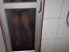 Eine sinnliche milf zeigt ihre nassen füße, während sie in der sauna doppelt penetriert wird