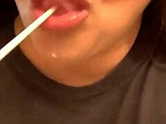 Марси Диамондс необрађено пушење претвара се у видео на тему хот дога