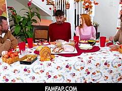 Arietta Adams dan Cherry Fae, saudara tiri berambut merah, menikmati seks tabu setelah makan siang Thanksgiving