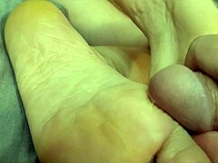 Massaggio perverso dei piedi e gioco di sperma in porno HD
