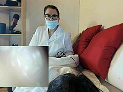 Dokter Nicoletta geeft haar patiënt een vaginaal onderzoek en een memorabele pijpbeurt