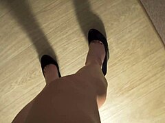 Svalnatá amatérská milfová škádlí svými dlouhými nohama a fetišem nohou