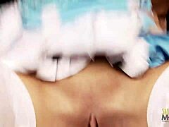 बड़े स्तनों वाली सुनहरे बालों वाली MILF को साइडवेज काउगर्ल पोजीशन में चोदा जाता है