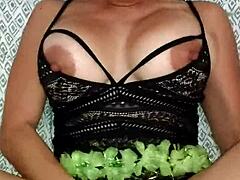 Nel video di masturbazione da solista, Xania Lomask raggiunge l'orgasmo duro sulle sue grandi tette e le dita