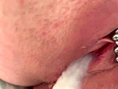 Μια ερασιτεχνική milf παίρνει το τρυπημένο της μουνί γαμημένο και γεμάτο με σπέρμα