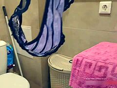 Amatör ev hanımı banyoda mastürbasyon yapıyor ve yakalanıyor