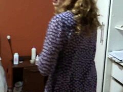 Eine voyeuristische Latina-MILF neckt ihren Stiefsohn mit ihrer haarigen Muschi