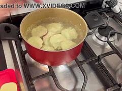 טבח סקסי ומפנק מלמד אותך איך להכין צלחת תפוחי אדמה מתוקים עם טוויסט