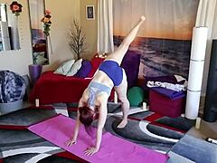 Ibu Merah Jambu dengan Fetish Kaki dan Seluar Yoga