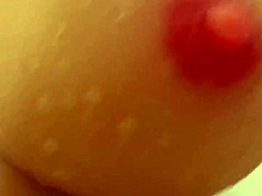 Brunetka milfka z Ruska myje velká prsa své kamarádky