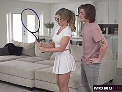 Cory Chase apprend à son beau-fils comment utiliser sa bite comme une raquette de tennis